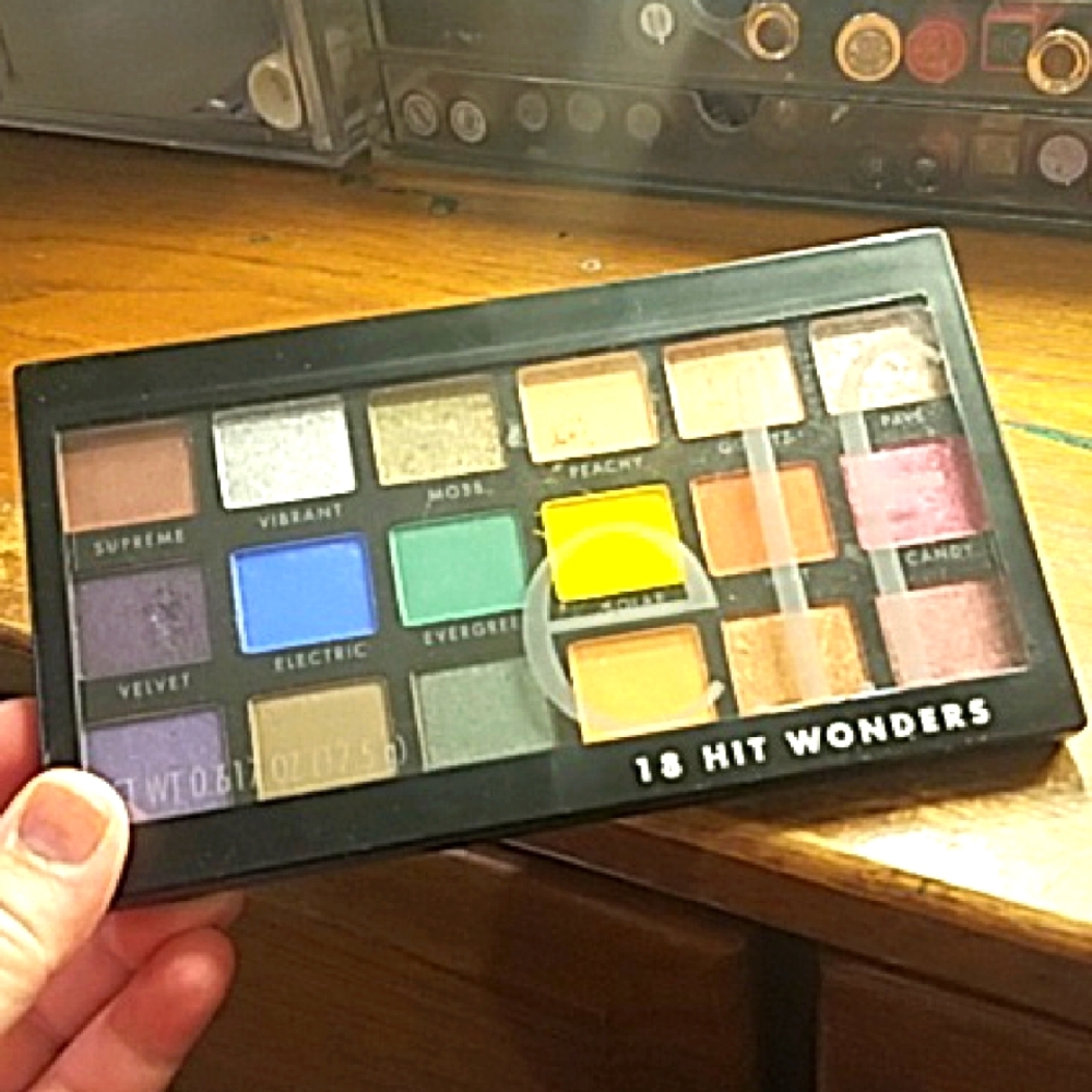 18 Hit Wonders Eyeshadow Palette by